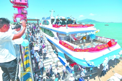 “海壇2號”海上觀光游輪今年6月開航后，成為平潭國際旅游島新熱點。江信恒 攝.jpg