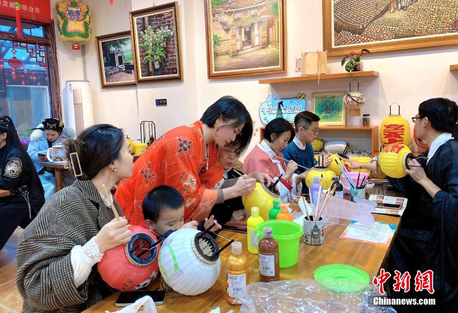 兩岸青年在福建平潭穿漢服、畫(huà)燈籠迎新春