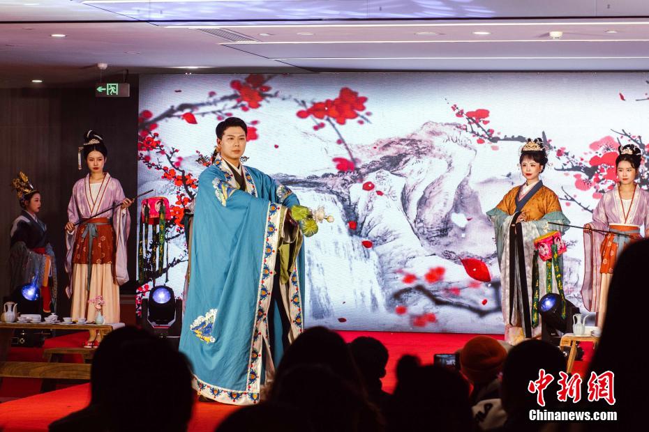 兩岸青年在福建平潭穿漢服、畫(huà)燈籠迎新春