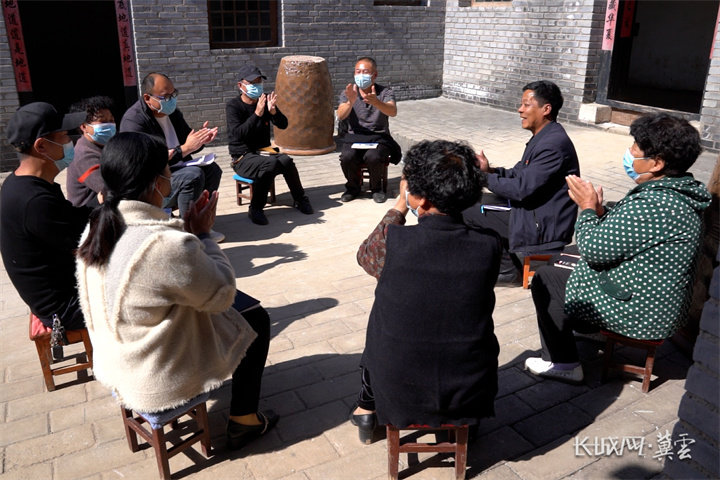 邯鄲市峰峰礦區(qū)山底村黨員干部群眾學習黨的二十大報告。長城網(wǎng)·冀云客戶端 記者 孟維侖 攝