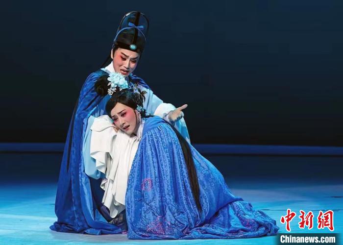 圖為越劇《柳永》?！「＝ǚ既A越劇院供圖