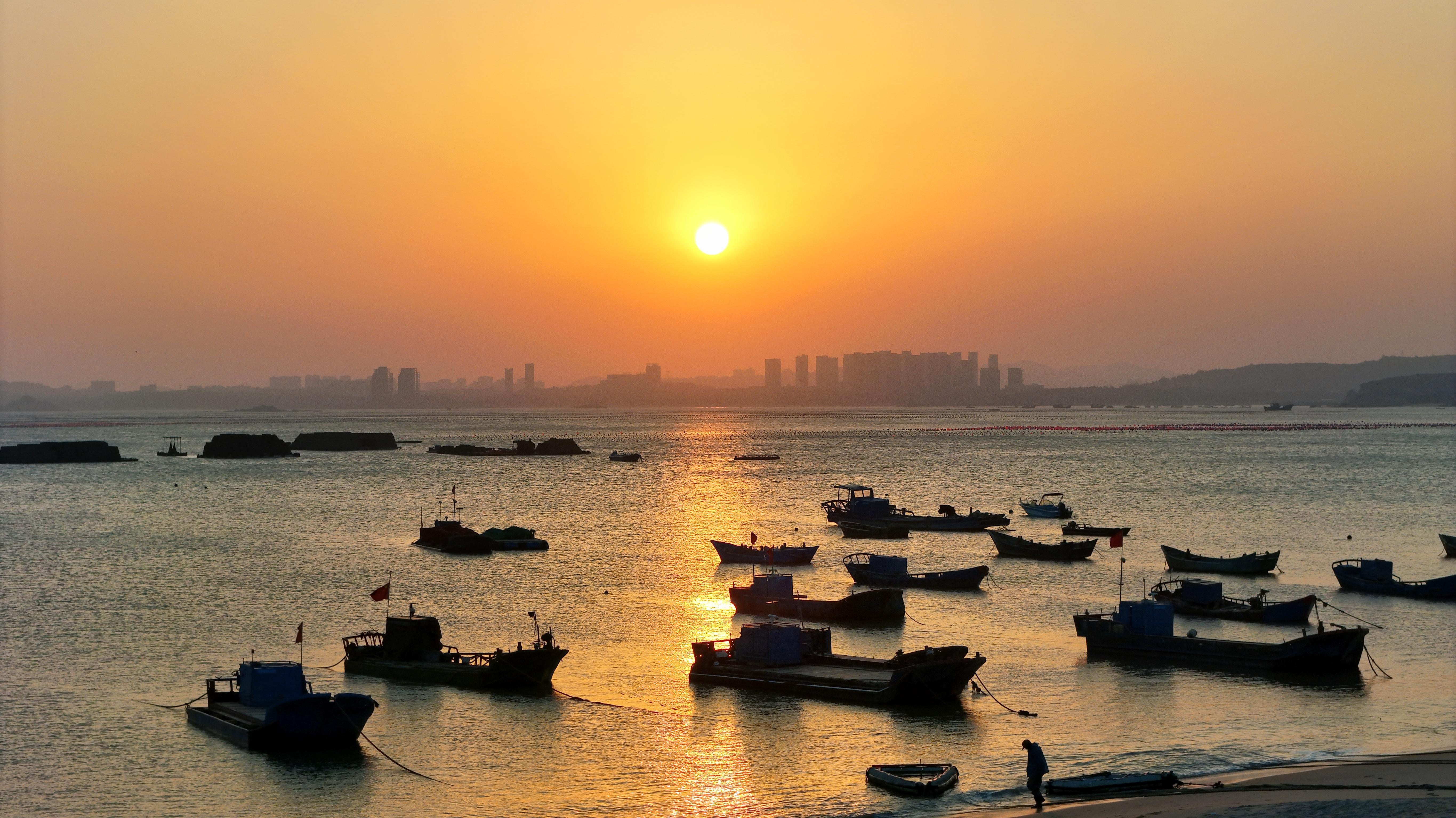 夕陽(yáng)下，聆聽(tīng)裕藩村的海語(yǔ)